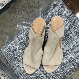 Pour La Victoire Soft Beige Peep-Toe Mules